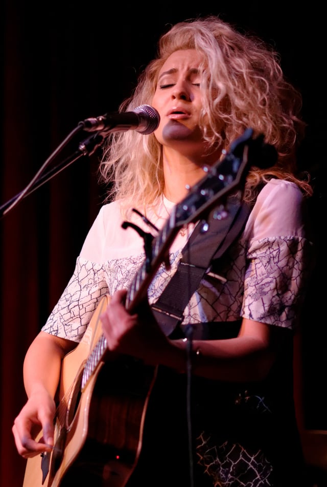 Kelly performing in 2015