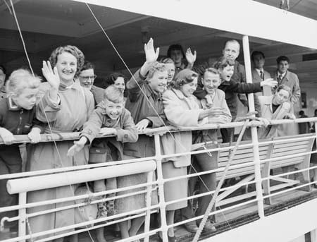 Dutch migrants arriving in Australia in 1954