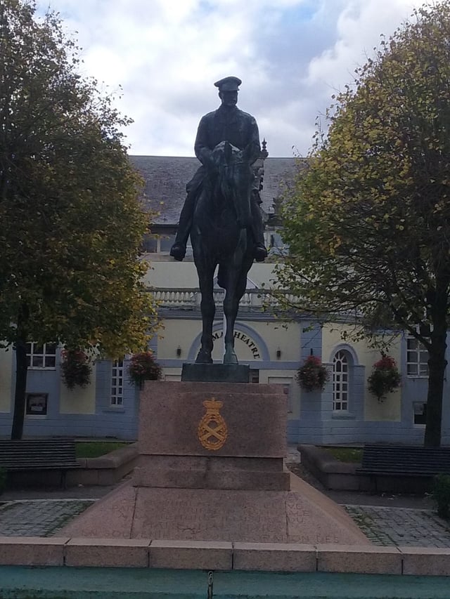 The statue of Field Marshal Haig, standing outside the theatre in Montreuil-sur-Mer