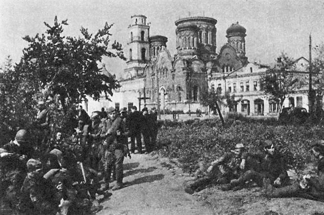 Soviet soldiers in Orel pass by the Church of the Intercession, 5 August 1943.