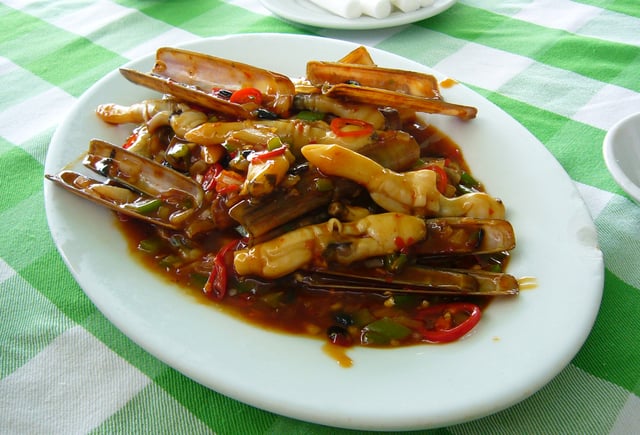 Stir-fried razor shell with douchi (fermented black soybeans) in Jiaodong style.