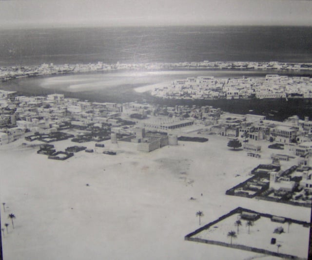 Dubai in 1950; the area in this photo shows Bur Dubai in the foreground (centered on Al-Fahidi Fort); Deira in middle-right on the other side of the creek; and Al Shindagha (left) and Al Ras (right) in the background across the creek again from Deira