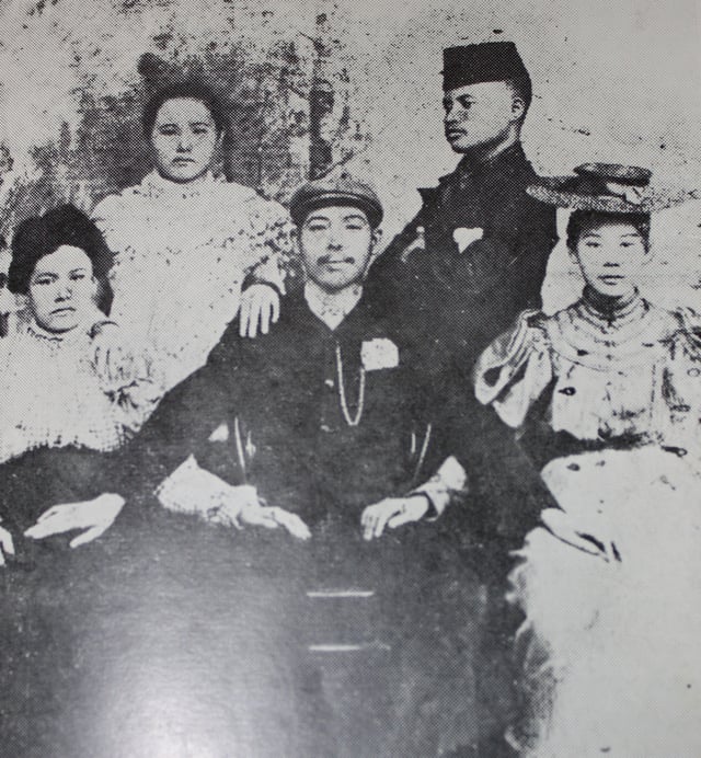 Tuan Lebeh (seated, in the middle), the Long Raya or Raja Muda (crown prince) of the Kingdom of Reman in 1899. A state in the northern Malay Peninsula made wealthy by tin mining, the State of Reman was abolished by the Rattanakosin Kingdom alongside various other Malay kingdoms that revolted for independence in the early 1902 including Pattani, Saiburi, Nongchik, Yaring, Yala, Legeh and Teluban.