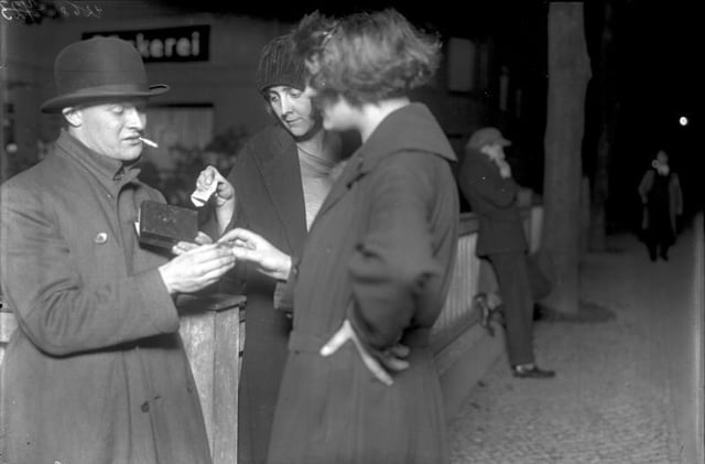 Women purchase cocaine capsules in Berlin, 1924
