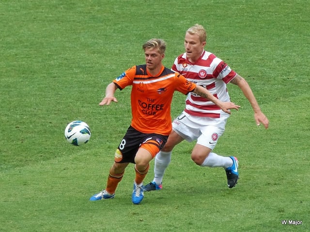 Mooy playing for Western Sydney Wanderers against Brisbane Roar's Luke Brattan in 2013