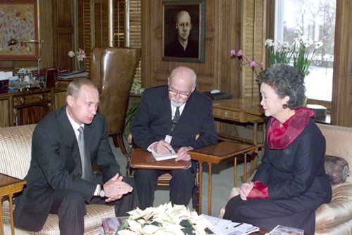 Governor General Adrienne Clarkson (right) meets with Russian president Vladimir Putin (left) in the governor general's study of Rideau Hall, 18 December 2000
