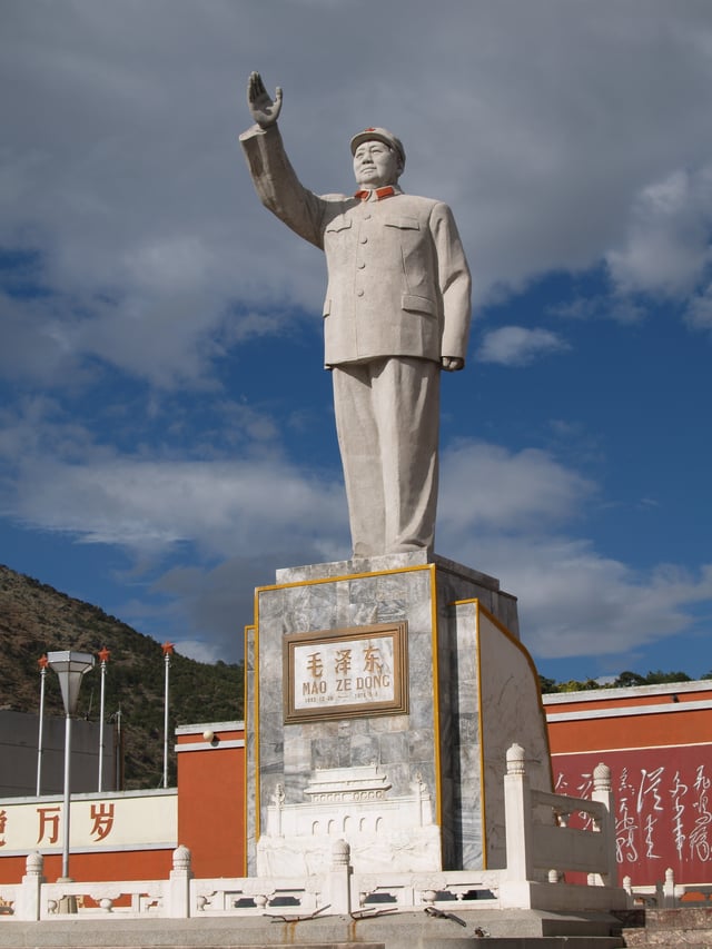 Statue of Mao in Lijiang