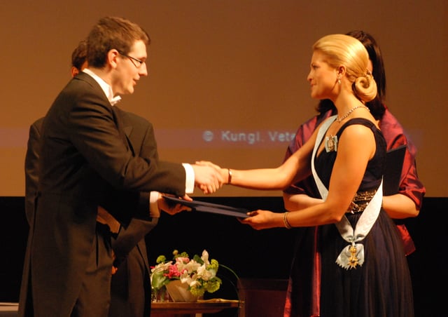 Madeleine handing the Göran Gustafsson Prize to Johan Elf in 2010.