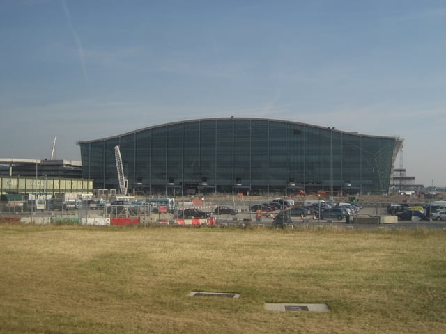 Terminal 5 under construction in July 2006. The frontal car park building can be seen to the left, air side is to the right