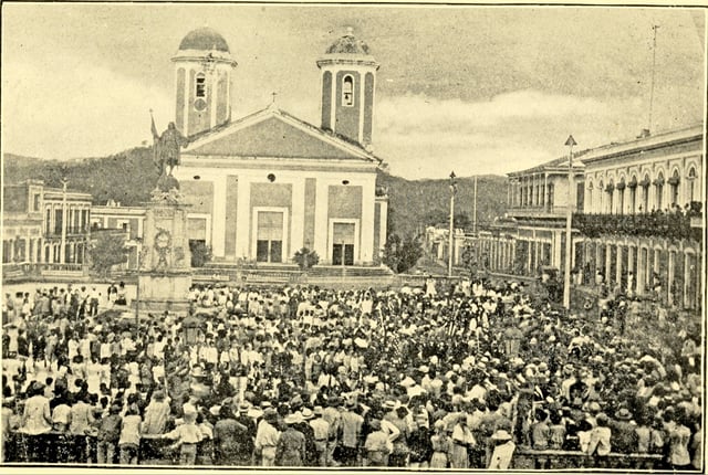Crowded Plaza de Colón in Mayaguez, 1907