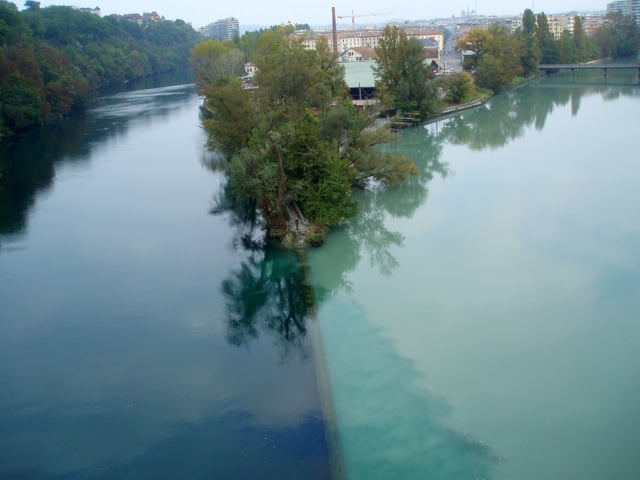 The Rhône (left) meeting the river Arve in Geneva