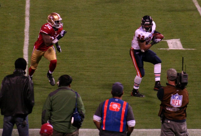 Forte attempts to escape from San Francisco 49ers safety Michael Lewis in a 2009 meeting