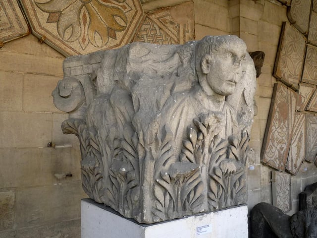 A Capital from the 2nd century discovered in 1888 on the Rue des Halles