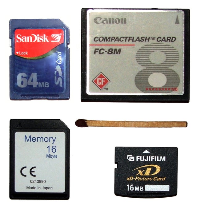 Size comparison of various flash cards: SD, CompactFlash, MMC, xD