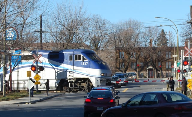 A train passing through Montréal-Ouest train station.