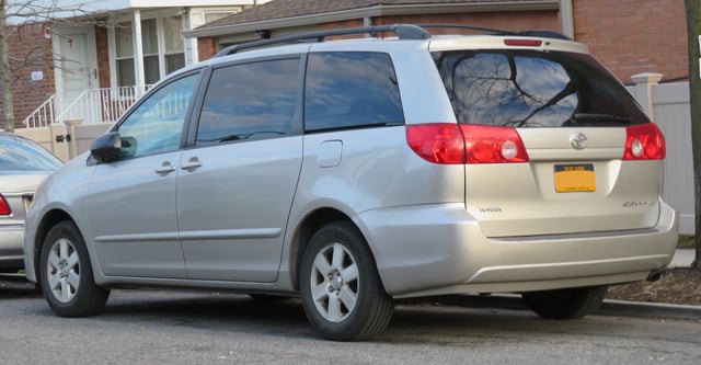 Toyota Sienna LE (facelift)