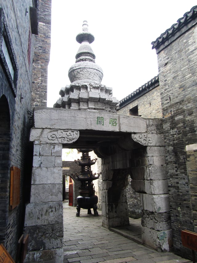 A stupa on top of an arch (crossing street tower), is a common form of architecture during Yuan period.