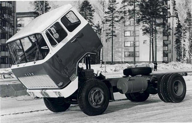 The 1962 Sisu KB-112/117 was the first European serial produced truck with a hydraulically tiltable cabin, enabling easy access to the engine.
