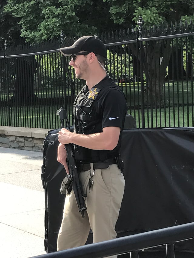 A uniformed U.S. Secret Service Agent on Pennsylvania Avenue.