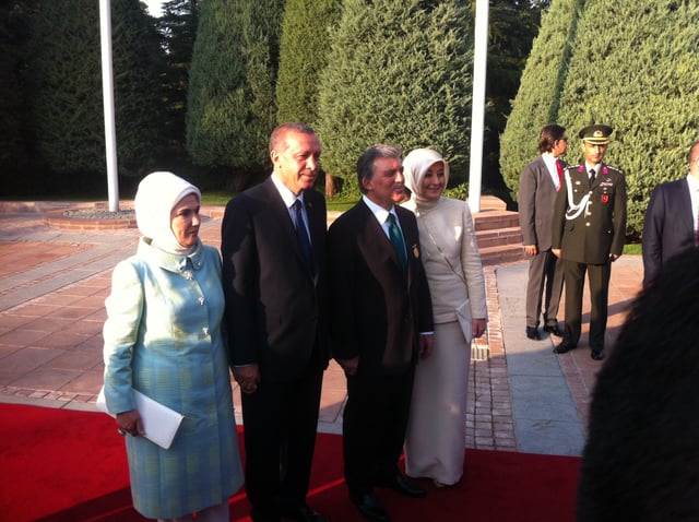 Erdoğan (left) and Abdullah Gül (right) with their respective spouses