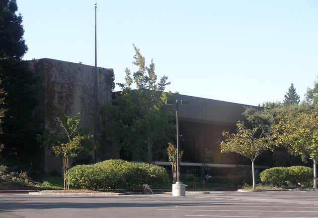The main entrance of the HP headquarters building