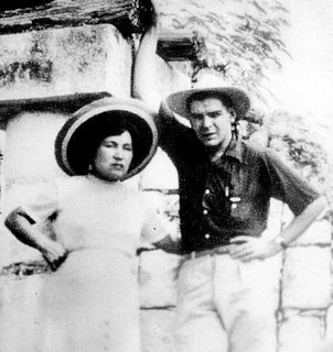 Guevara with Hilda Gadea at Chichén Itzá on their honeymoon trip
