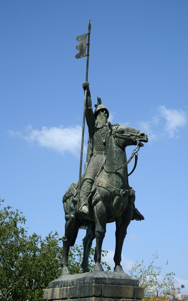 A statue of Count Vímara Peres, first Count of Portugal