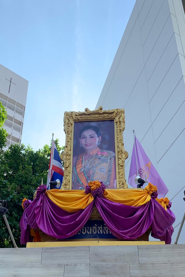 Suthida's portrait being put on display at an organisation in Bangkok