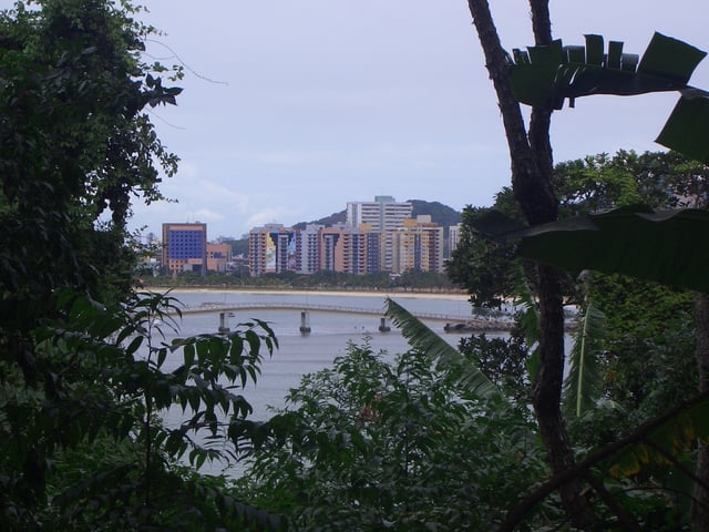Praia do Canto and Enseda do Suá.
