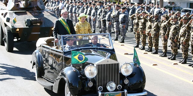 Lula and his wife Marisa Letícia review troops during the 2007 Independence Day military parade