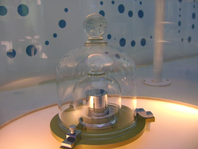 A replica of the International Prototype Kilogram on display at Cité des Sciences et de l'Industrie, featuring the protective double glass bell.  The IPK served as primary standard for the kilogram until 2019.