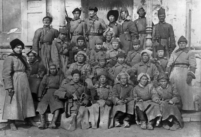Mongolian People's Army soldiers and Soviet commanders in 1920s, the uniform was the same as that of Red Army