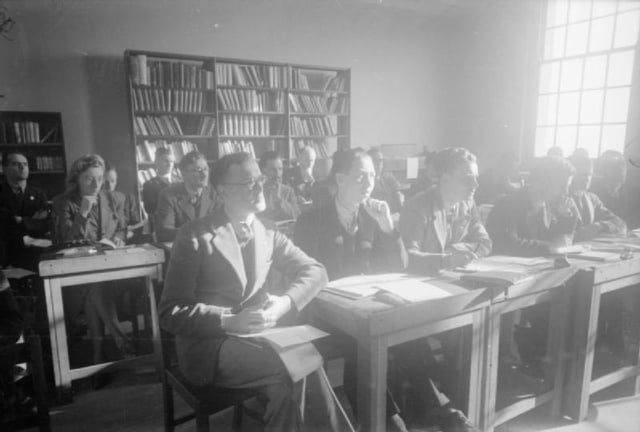 Art students from Goldsmith's College at University College Nottingham in 1944