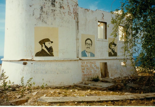 Castro's image painted onto a now-destroyed lighthouse in Lobito, Angola, 1995