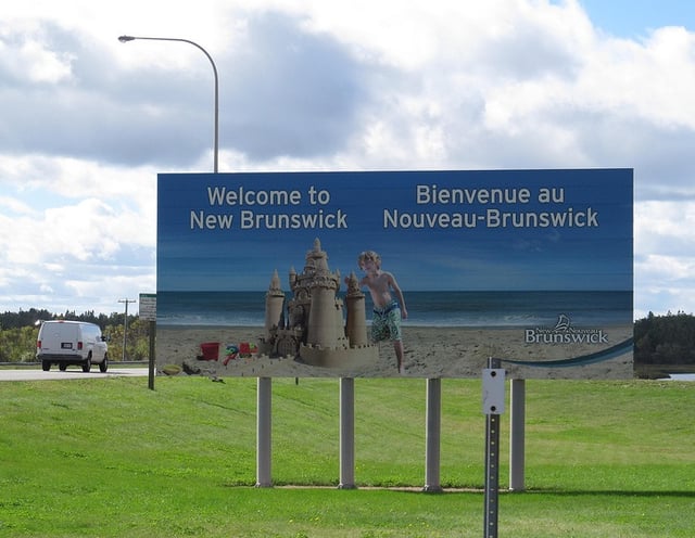 A provincial welcome sign in English and French, the two official languages of the province