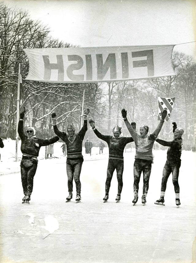 Finish of the Elfstedentocht in 1956