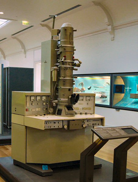 A 1973 Siemens electron microscope on display at the Musée des Arts et Métiers in Paris.