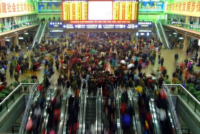 Scene of the 2009 Chunyun period inside Beijing West railway station