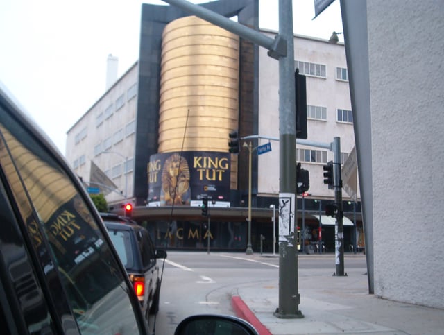 Photo of the Los Angeles County Museum of Art during its 2005 Ancient Egypt exhibit.