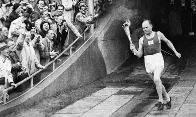 Nurmi returns to the track for the 1952 Olympic ceremonies.
