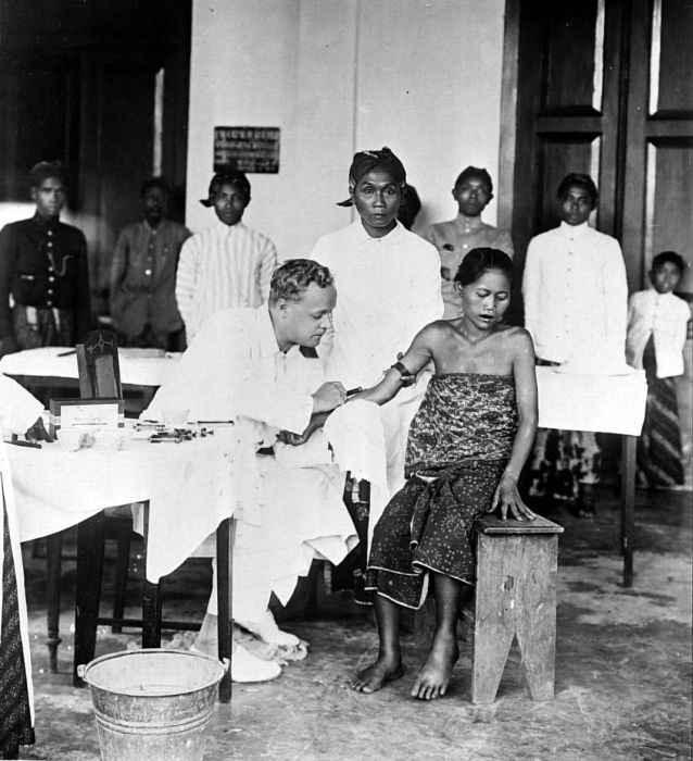 A Dutch doctor vaccinating Indonesian patients