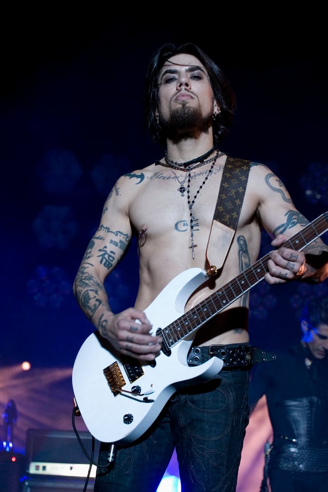 Dave Navarro (pictured) replaced Jesse Tobias as guitarist in 1993