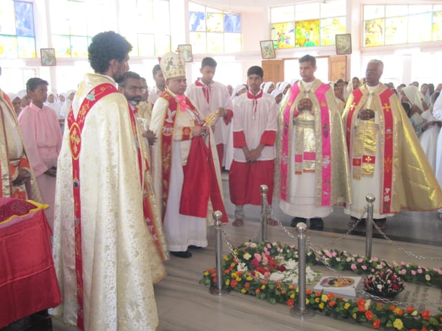 Kanjirappally bishop Mar Mathew Arackal with Fr. Prasant Payyappilly Palakkappilly and other priests at the tomb of Mar Varghese Payyappilly Palakkappilly