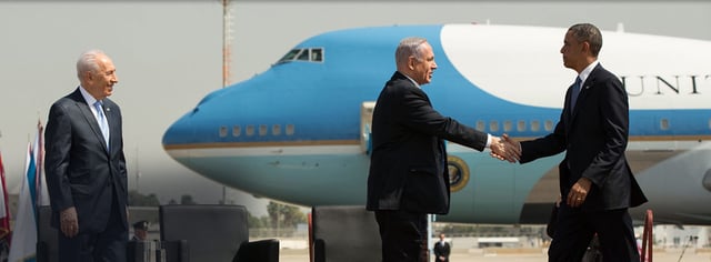 Israeli Prime Minister Benjamin Netanyahu meeting with President Barack Obama at Ben Gurion Airport in 2013.