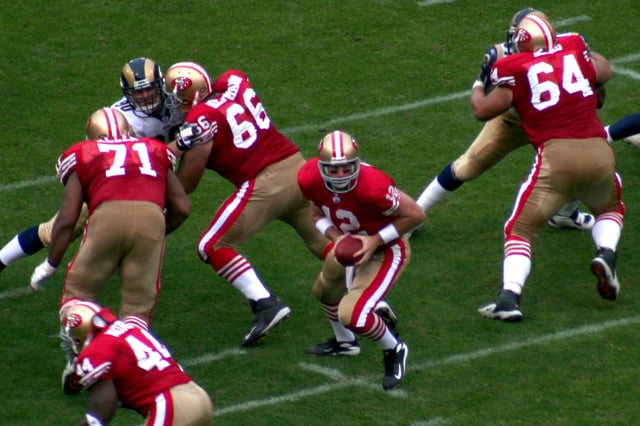 Trent Dilfer (#12) quarterbacks the 2007 49ers