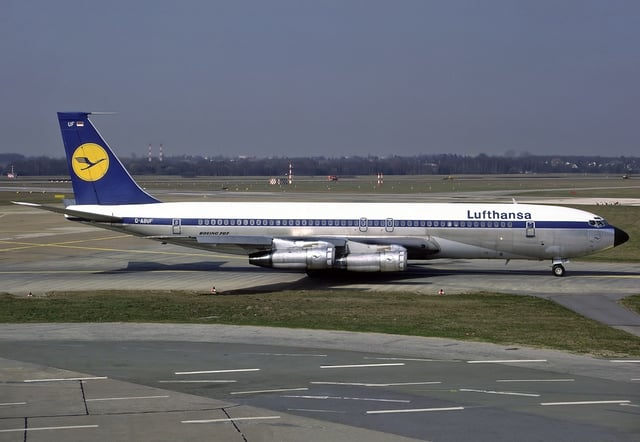In 1960, Lufthansa joined the jet age with the Boeing 707. The image shows a 707 at Hamburg Airport in 1984, shortly before the type was retired.