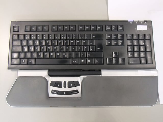 Keyboard with roller bar mouse