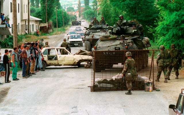 Marines from the U.S. set up a road block near the village of Koretin on 16 June 1999.