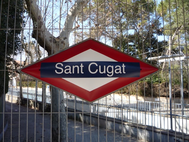 All the stations on the Barcelona–Vallès Line feature a characteristic rhombus-shaped nameplate. This one belongs to Sant Cugat station.