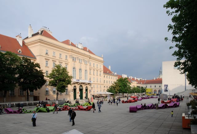 Courtyard of the Museumsquartier with Enzi seating furniture